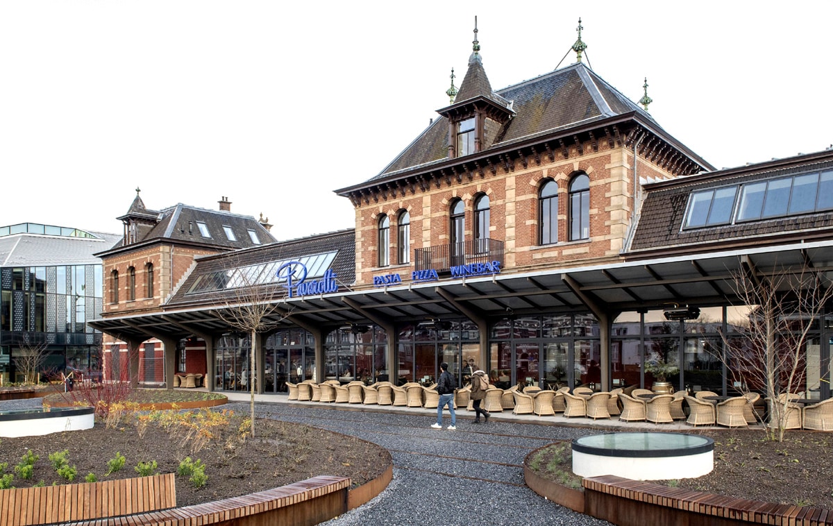 Lichtband und CIRCULAR WALK-ON – historischen Gebäude der alten Station in Delft, Niederlande