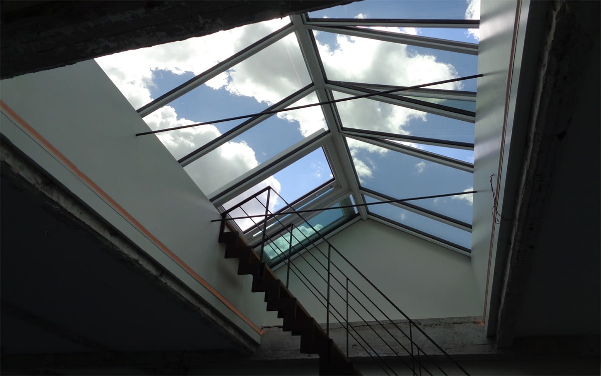 Satteldach-Verglasung mit Dachausstiegsfenstern – Innenansicht