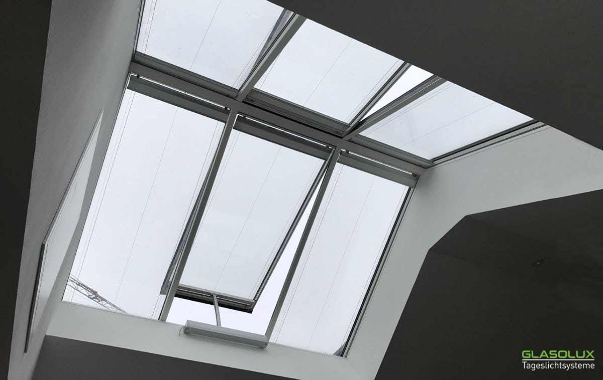 Innenansicht einer Firstverglasung mit sechs Fenstermodulen
