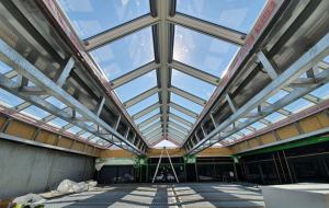 Atrium Dachverglaung: die Baustelle von unten Atrium Dachverglaung: die Baustelle von unten