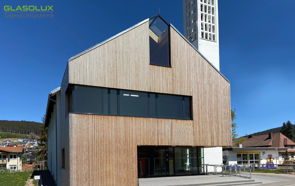 Kirche mit kombinierter Giebel- Firstverglasung