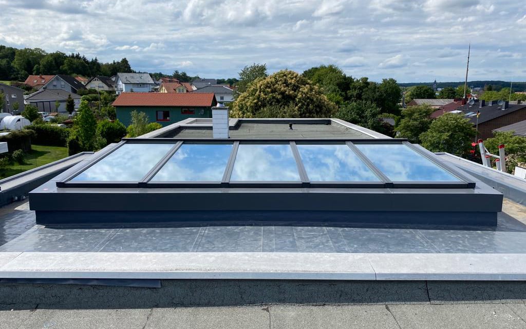 Pultdach-Verglasung auf einem Flachdachgebäude