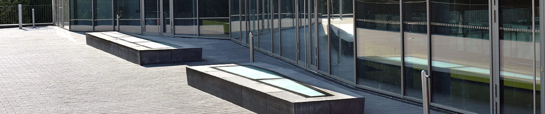 Zwei begehbare WALK-ON FREE Oberlichter in Sonderform als Sitzbank auf einem Schulhof Zwei begehbare WALK-ON FREE Oberlichter in Sonderform als Sitzbank auf einem Schulhof