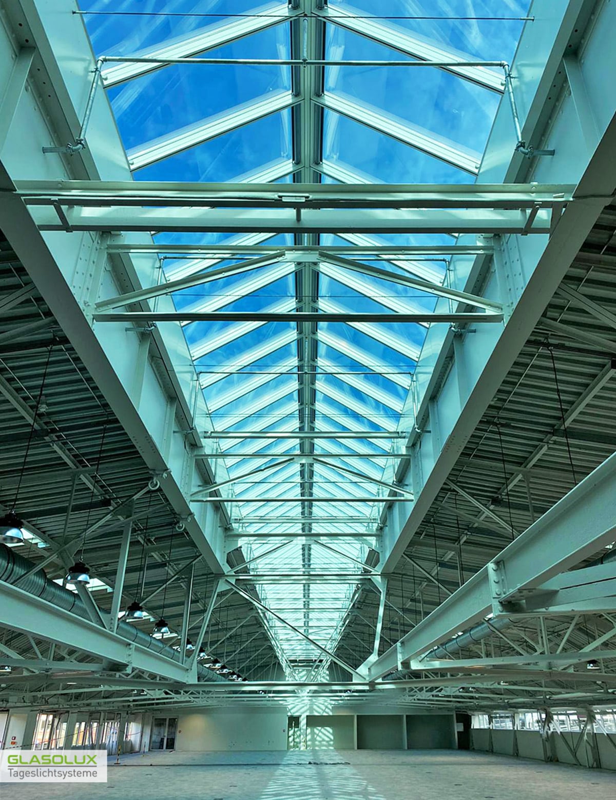 Innenansicht einer Halle mit Satteldach-Verglasung