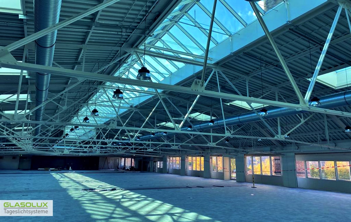 Innenansicht einer Halle mit Satteldach-Verglasung