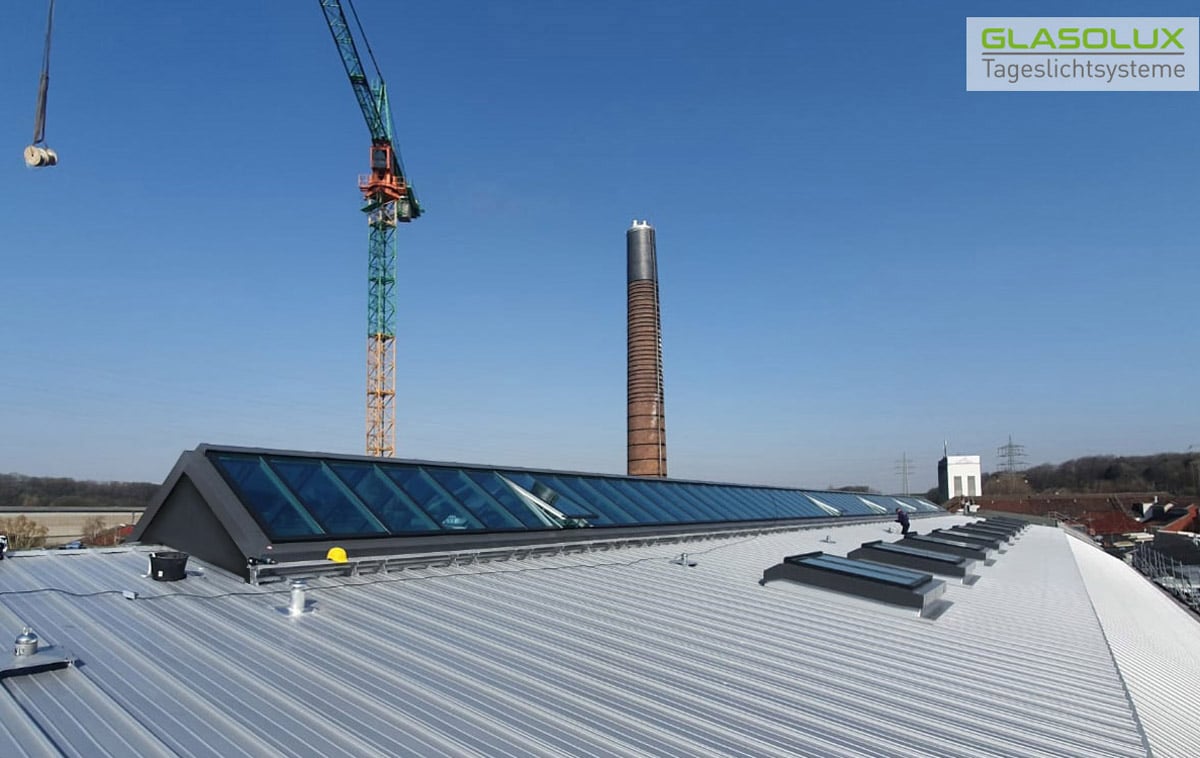 GLASOLUX Satteldach-Lichtband auf einem Industriedach