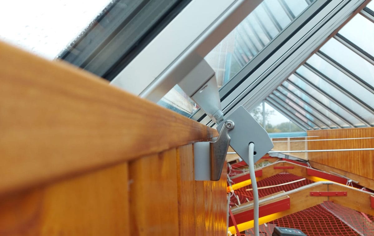 Detailansicht des Kettenhubs bei geschlossenem Satteldach-Fenstermodul