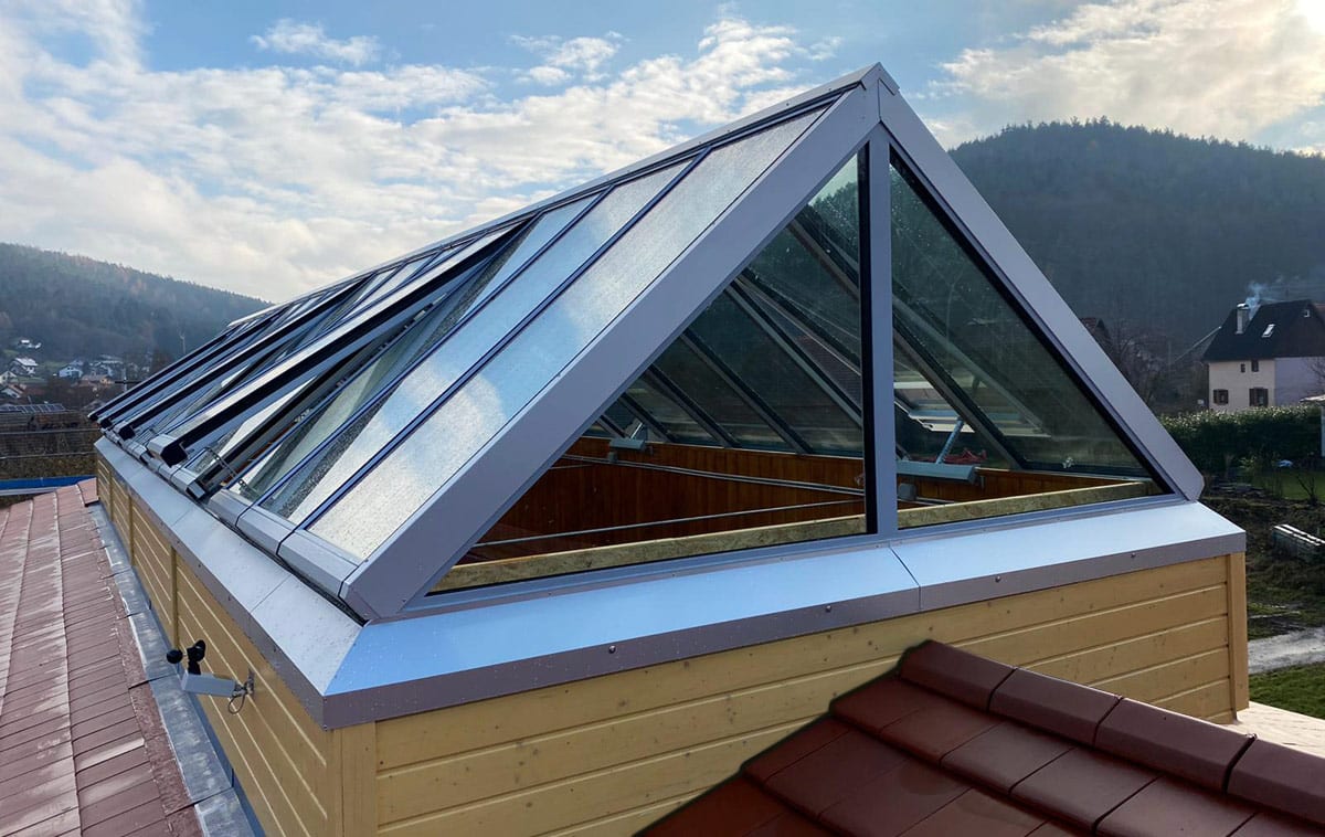 RWA Satteldach mit erhöhter Unterkonstruktion auf dem Dachfirst