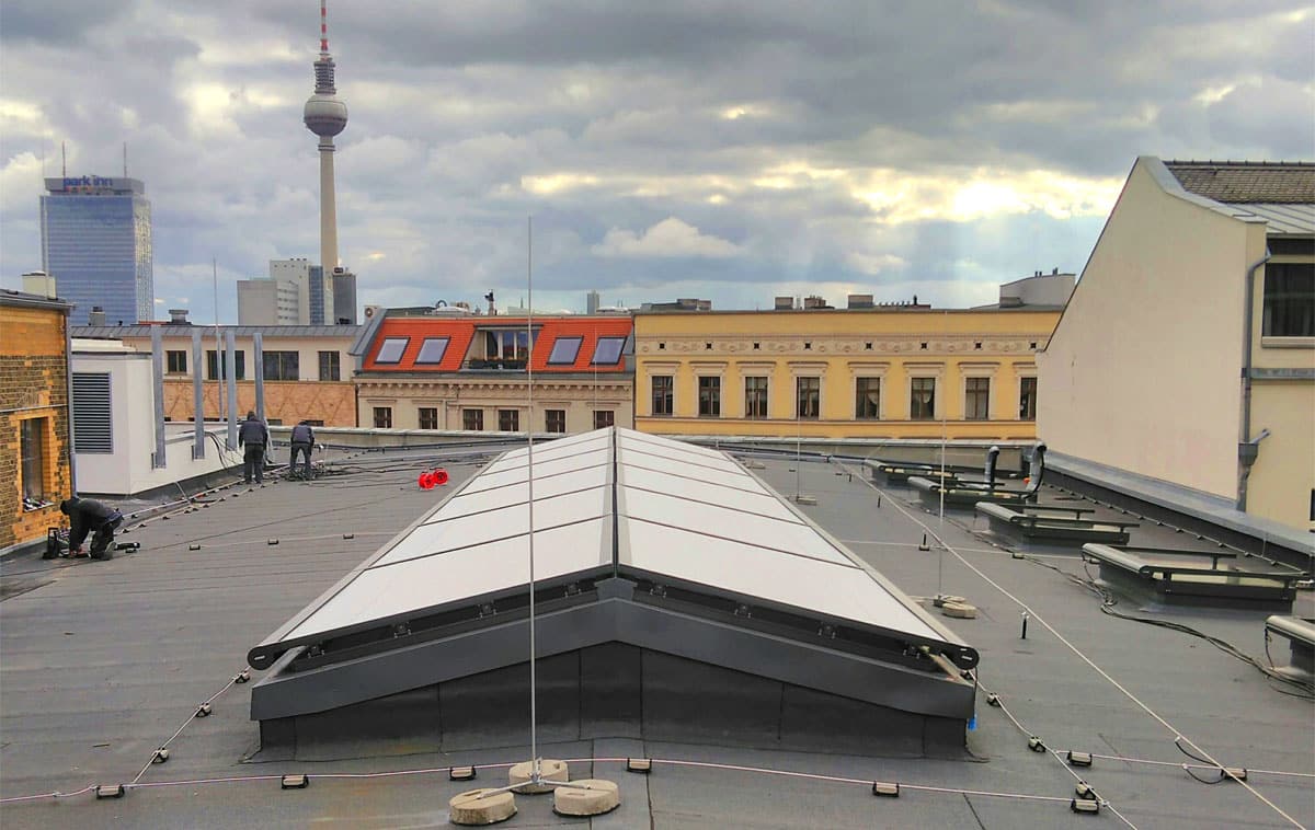 Gable roof external shading with running direction from bottom to top in Berlin, Germany