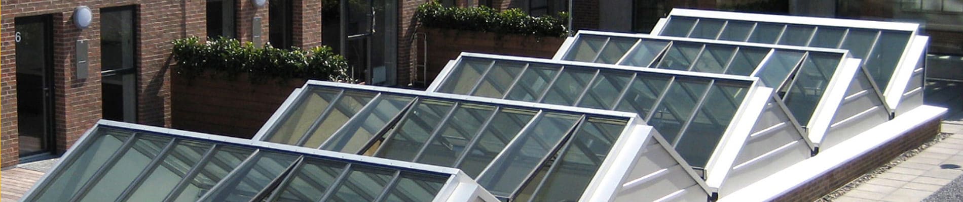 Atrium Verglasung – Lichtbänder oder Sattel-Lichtbänder kombiniert zu einem großen Glasdach Atrium Verglasung - Lichtbänder oder Sattel-Lichtbänder kombiniert zu einem großen Glasdach