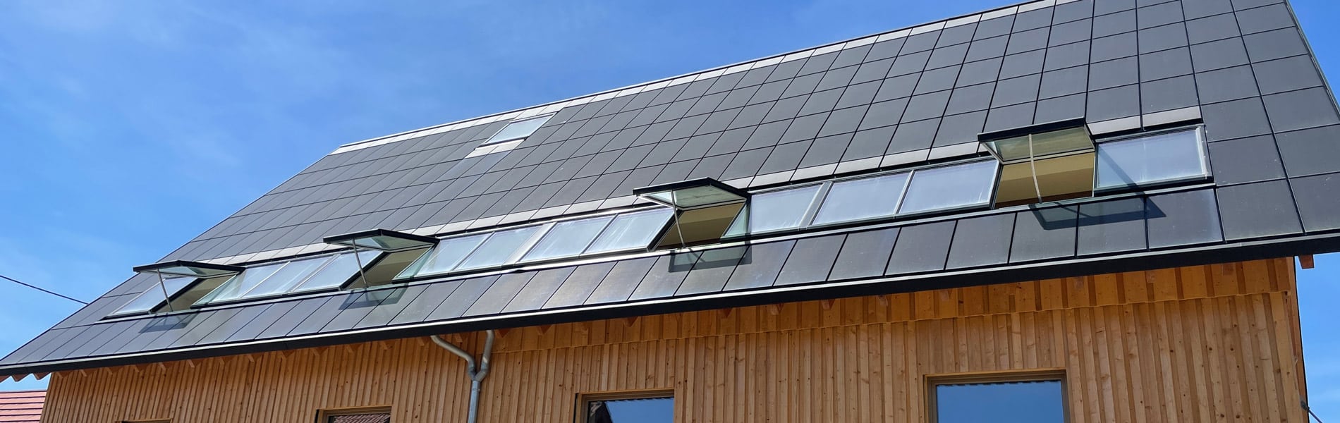 Lichtband-Fenster im Solardach mit geöffneten und geschlossenen Modulen