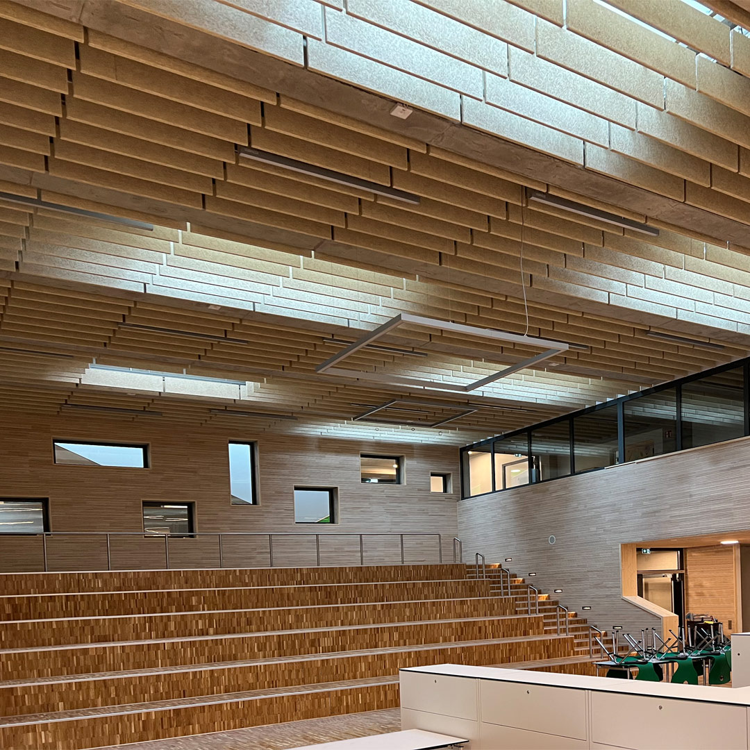 Aula der Schule in Norddeutschland mit sieben begehbaren Flachdachfenstern im Innenhof der zweiten Etage.