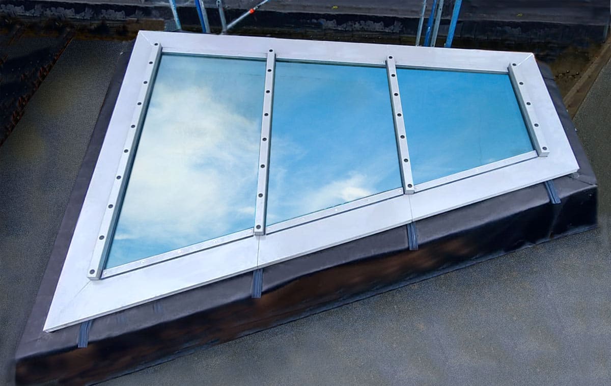Asymmetrical fire safety monopitch rooflight 