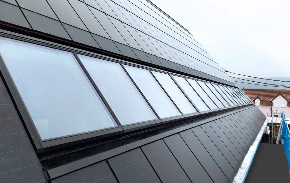 Das Bild zeigt ein Lichtband, eingebaut von der Firma GLASOLUX auf einem Solardach.