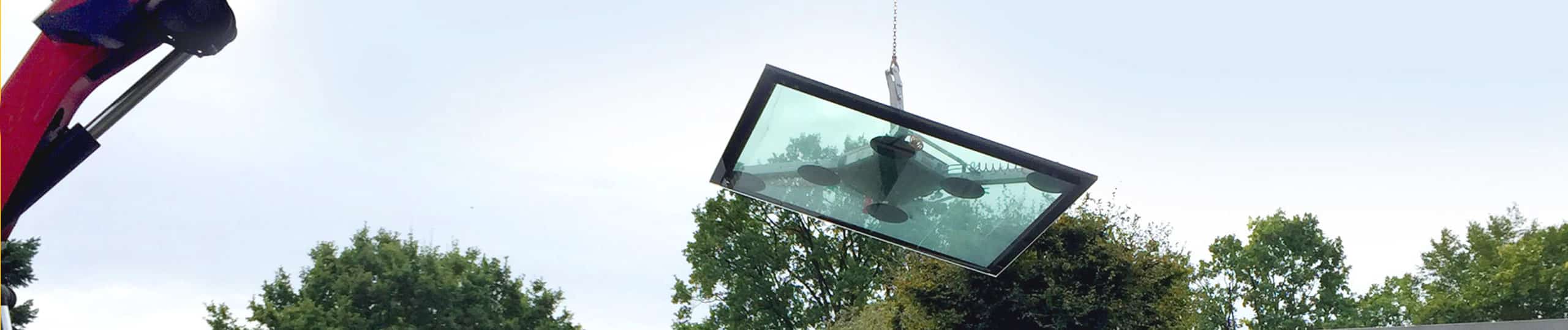 Montage einer begehbaren Terrassenverglasung mit Hilfe eines Glassaugers / Vakuumsaugers