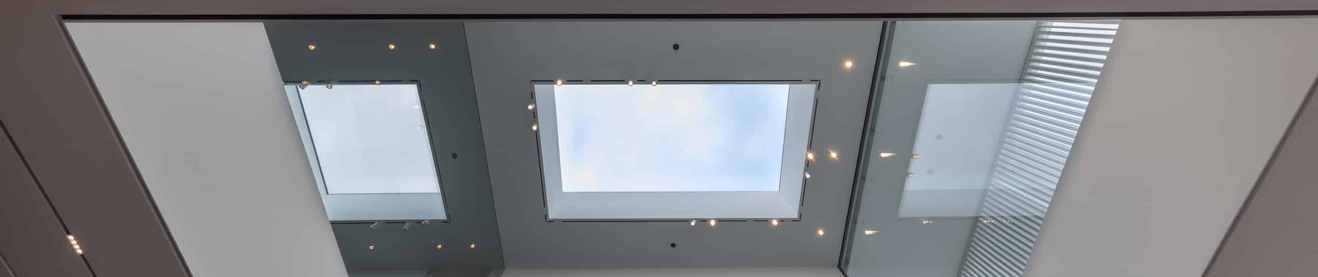 Festverglastes Design-Oberlicht und Flachdachfenster aus Sicht von unten