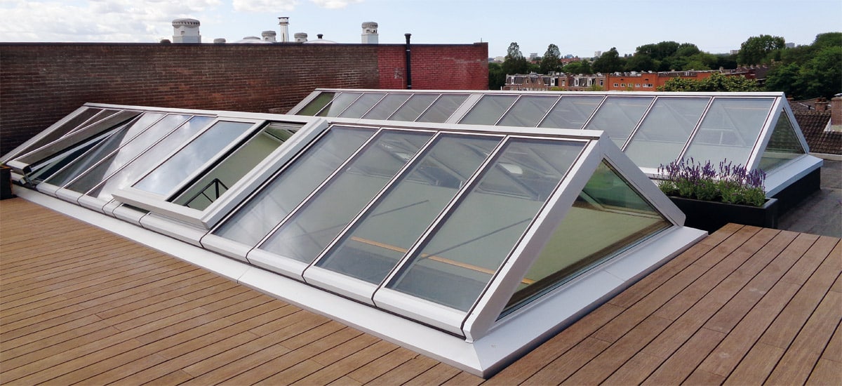 Zwei Satteldächer mit Schiebefenster auf einer Dachterrasse in Amsterdam.