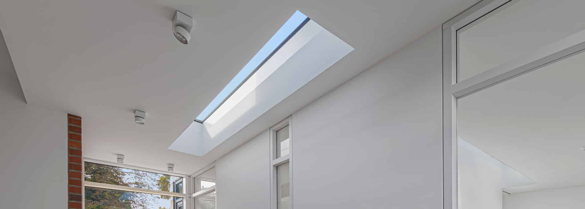 Schmales, festverglastes Flachdachfenster FIXED im Sonderformat. Sicht von unten.