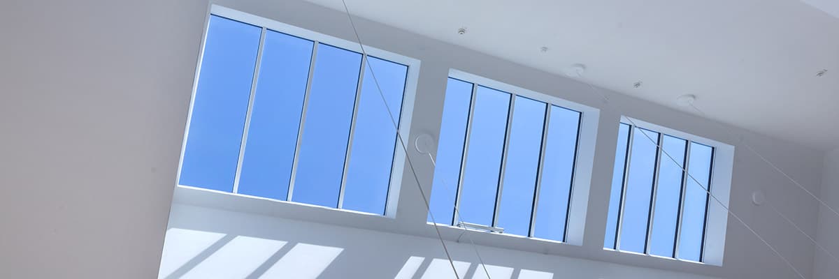 Dachfensterfront mit drei Lichtbändern in Bielefeld