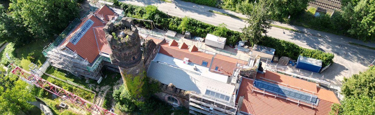 Luftbild: GLASOLUX Lichtbänder und Firstverglasungen auf dem Nebengebäude der EBS Universität.