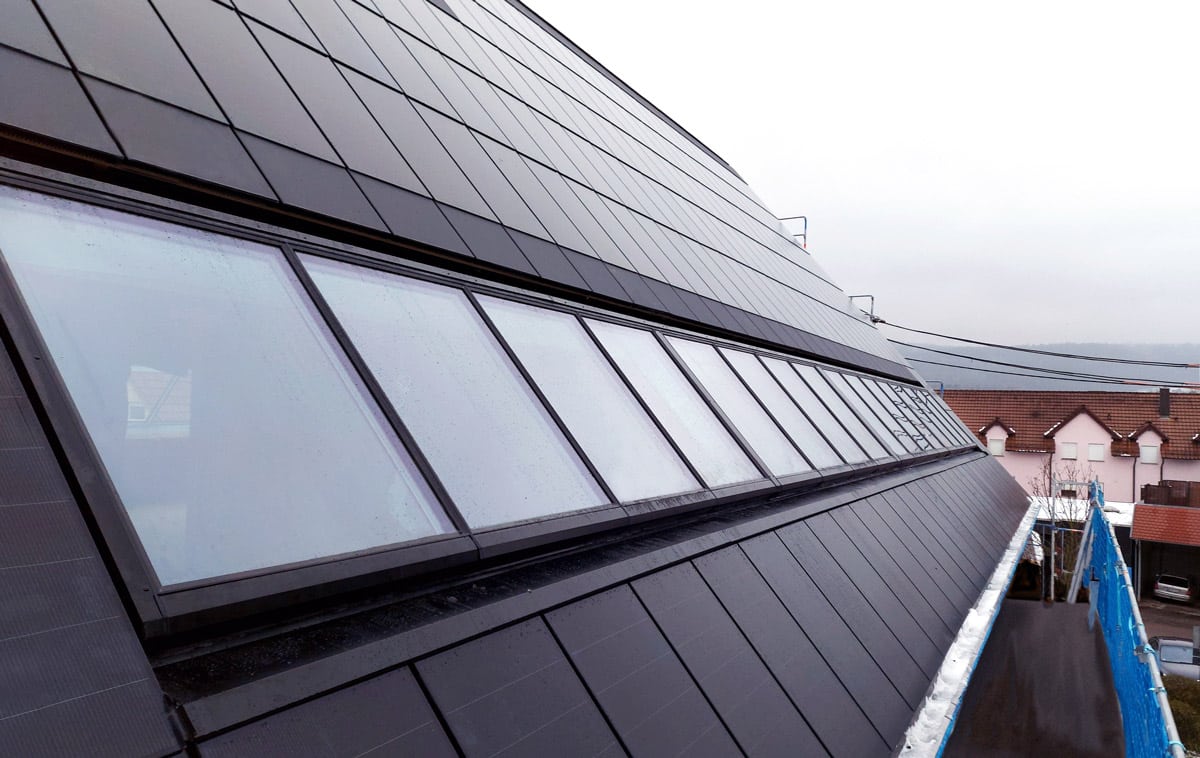 Steildach Lichtband im prämierten Haus Hoinka mit Solardach.