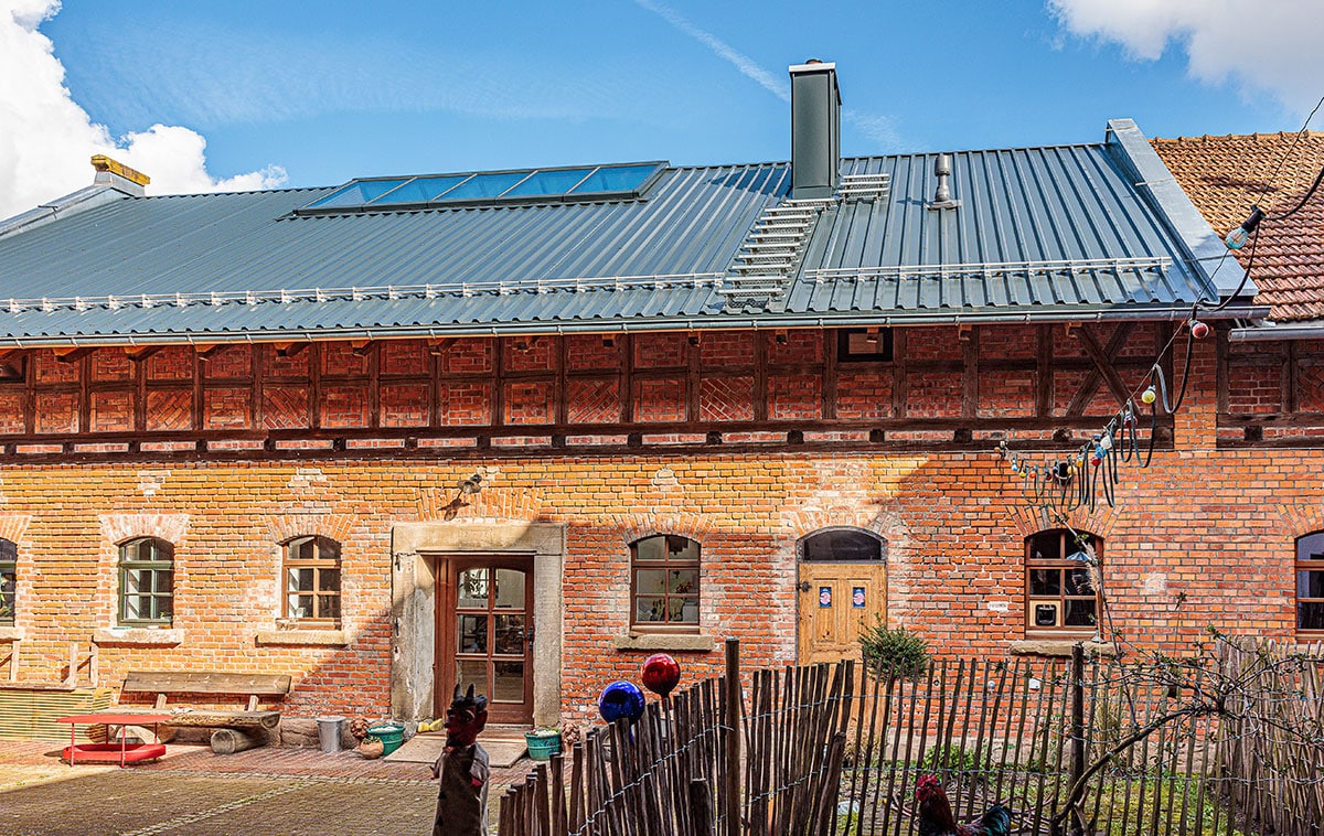 Der „Wohnstall“ des Vierseithofs in Roßfeld: Wohnung und Kreativquartier.