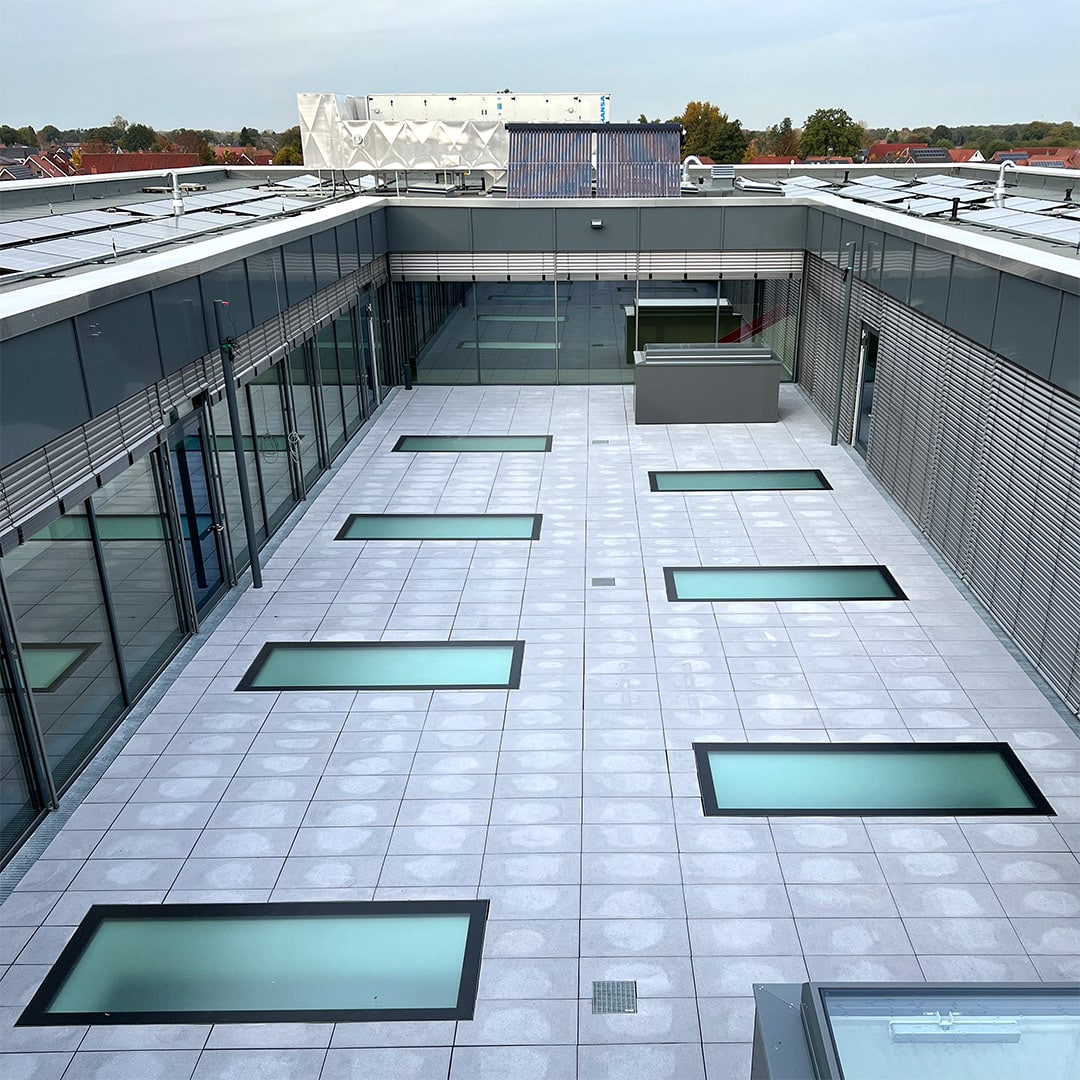 Sieben begehbare WALK-ON Flachdachfenster auf der Dachterrasse einer Schule in Norddeutschland.