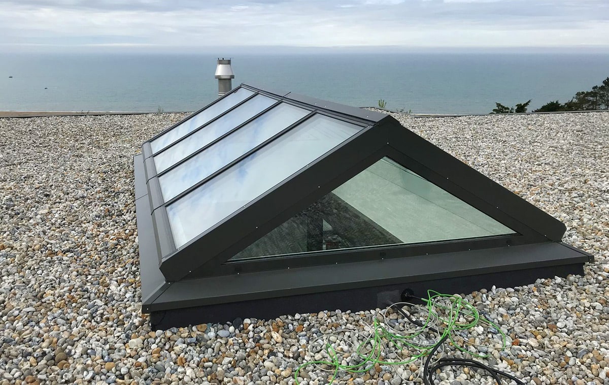 Kleines Satteldach Lichtband auf einem Flachdach am Meer