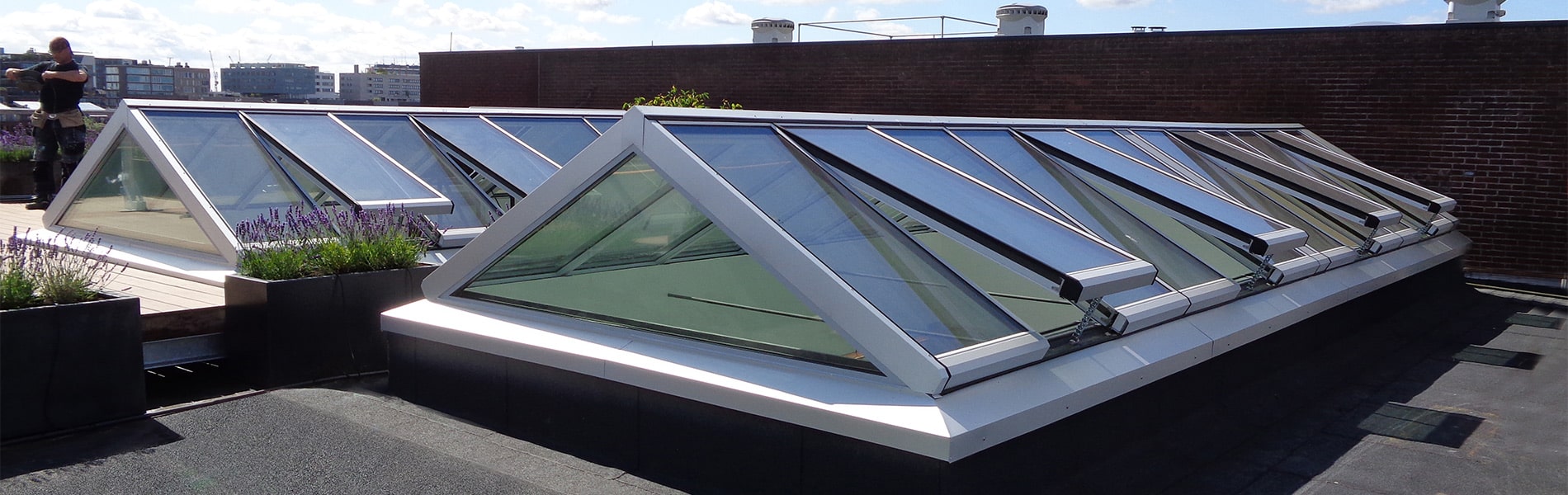 Zwei Satteldächer mit Schiebefenster auf einer Dachterrasse in Amsterdam.