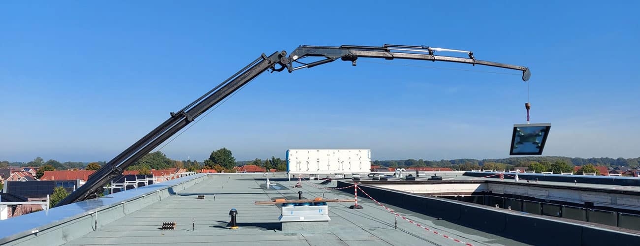 Montage: Anlieferung des Dachfensters Transport eines SkyVision Flachdachfensters mit einem Ladekran