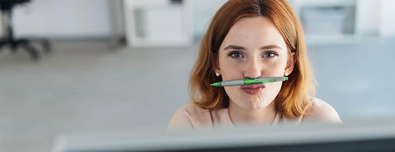 Lust auf den Vertriebsinnendienst Stock-Foto einer jungen Frau am PC. Beispielbild für eine Mitarbeiterin im Vertriebsinnendienst.