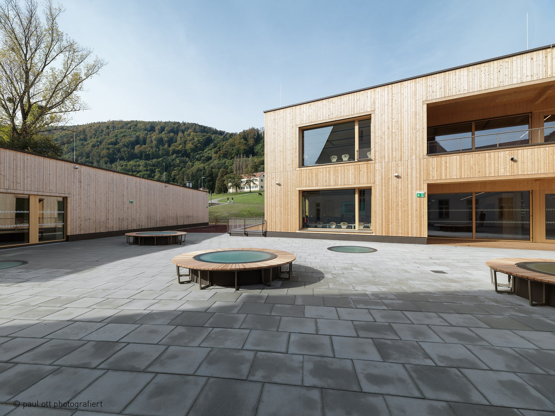 © paul ott photografiert: Innenhof des LFS in Graz Innenhof der LFS-Grottenhof in Graz, mit begehbaren Oberlichtern als Sitzgelegenheit und ebenerdig montiert.
