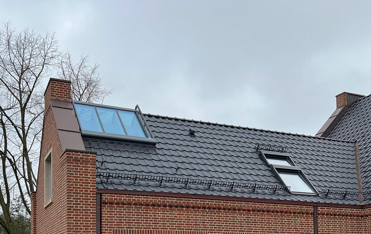 Firstverglasung in Giebelnähe Kleine Firstverglasung mit drei Fenstermodulen je Dachseite ganz nah am Giebel montiert.