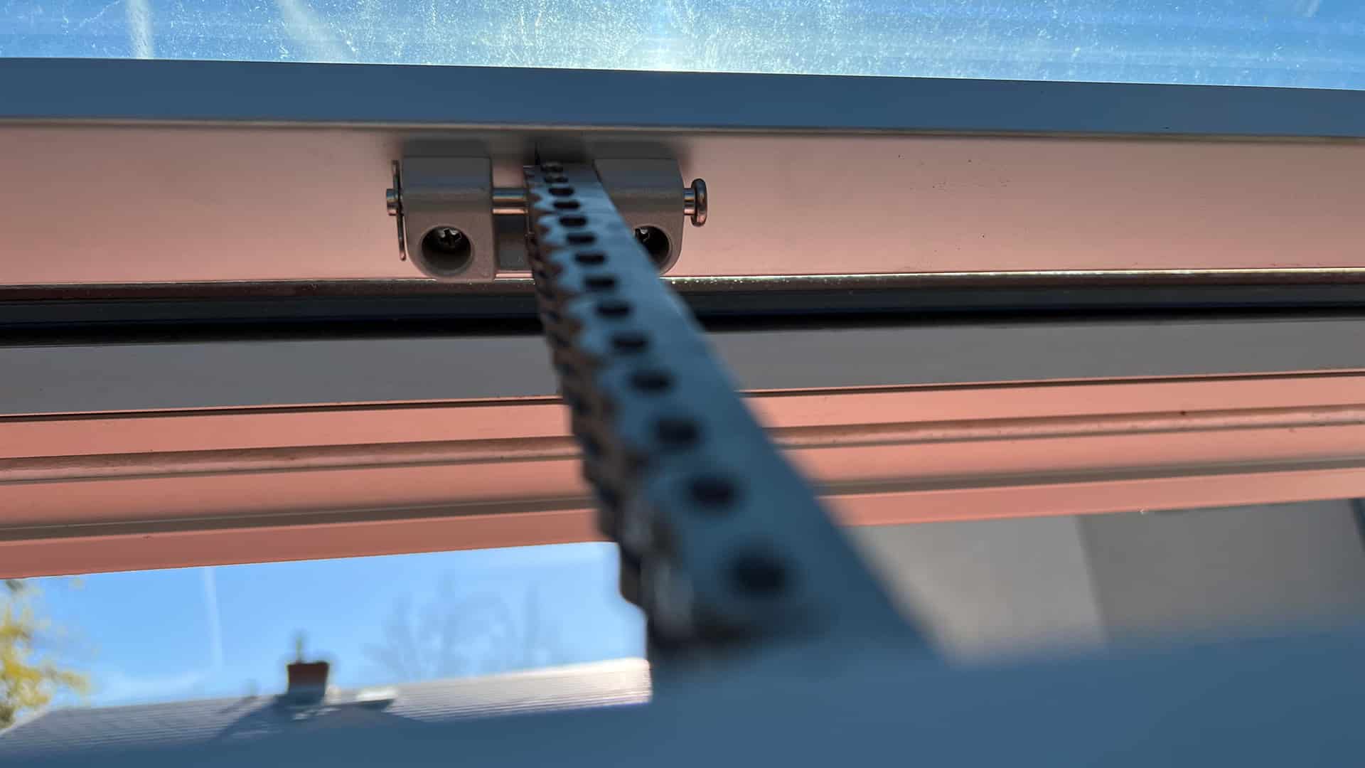 Detailansicht Kettenhub Detailansicht des Kettenhubs bei Lichtband Öffnungsmodulen.