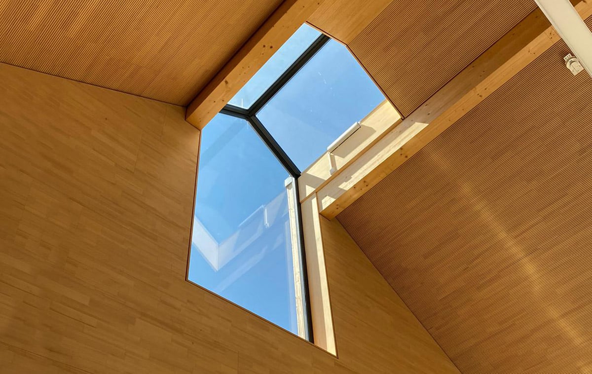 Kombinierte Giebel-Firstverglasung Kirche mit einer kombinierten Giebel-Firstverglasung aus Sicht von Innen.