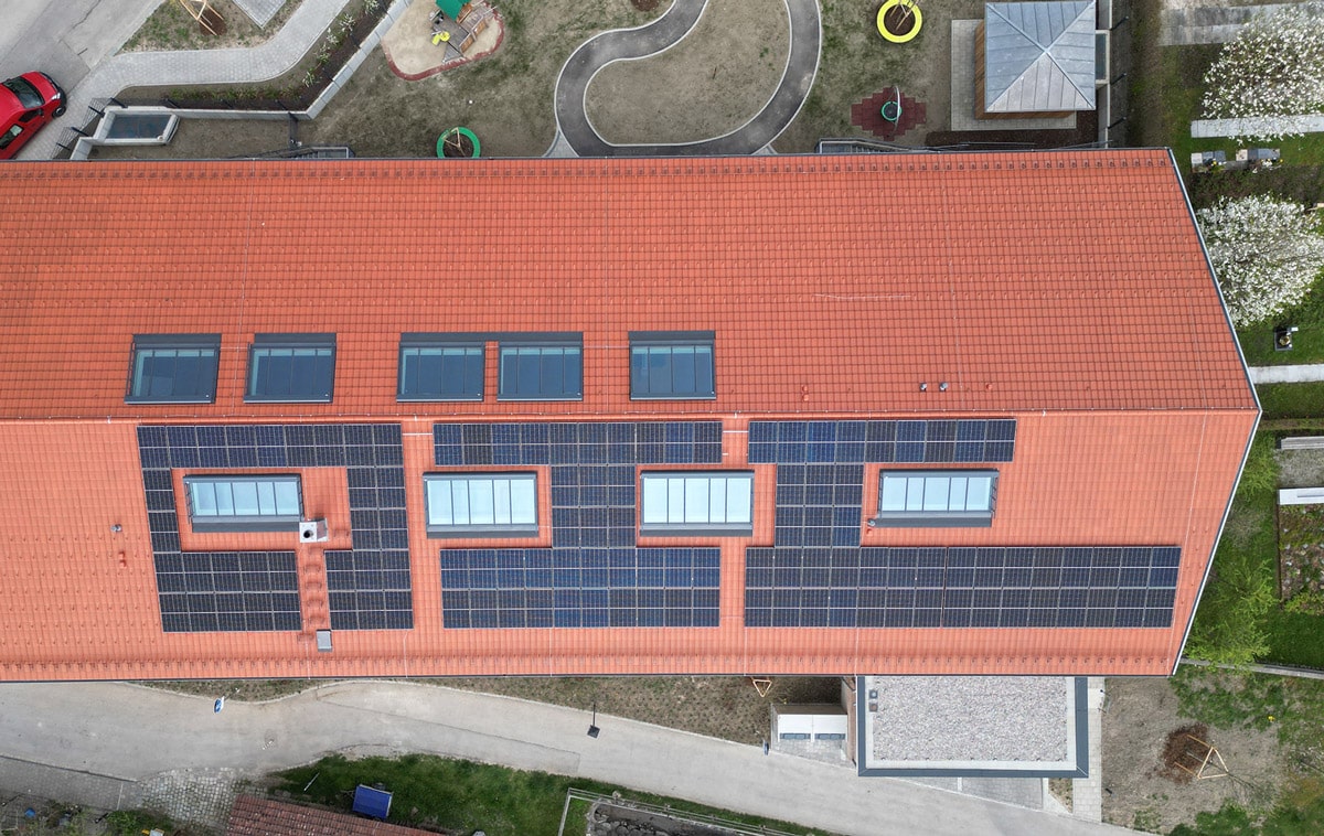 Lichtbandfenster aus der Vofelperspektive Das Dach der KIta Mareisring aus der Vogelperspektive.