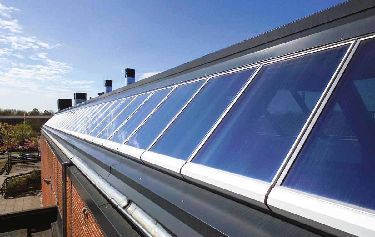 Lichtbandfenster Dachbreite Seitliche Nahaufnahme eines Lichtbands, welches die komplette Breite des Daches einnimmt.