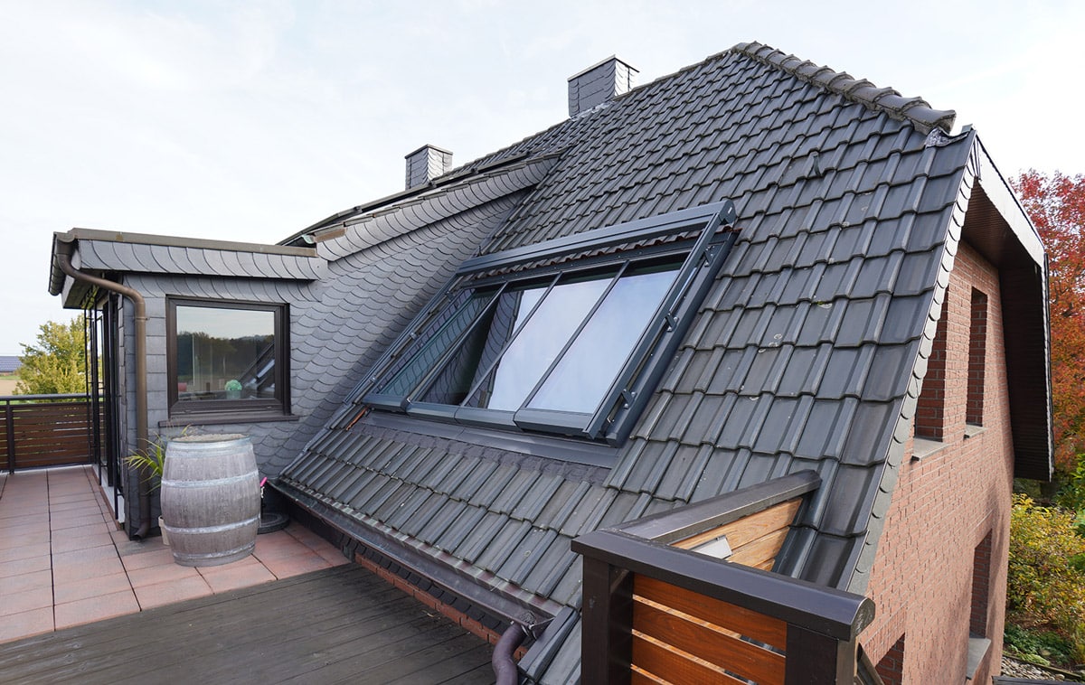 Lichtbandverglasung mit vier großen Fenstermodulen Lichtbandverglasung mit vier großen Fenstermodulen aus Sicht der Dachterrasse.