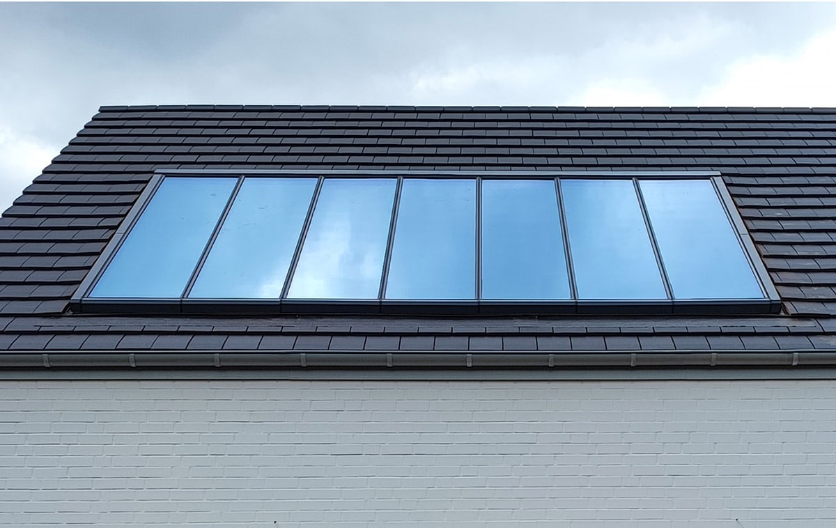 Panoramafenster mit sieben hohen Fenstermodulen 5,5 m breites Panoramafenster mit sieben hohen Fenstermodulen.