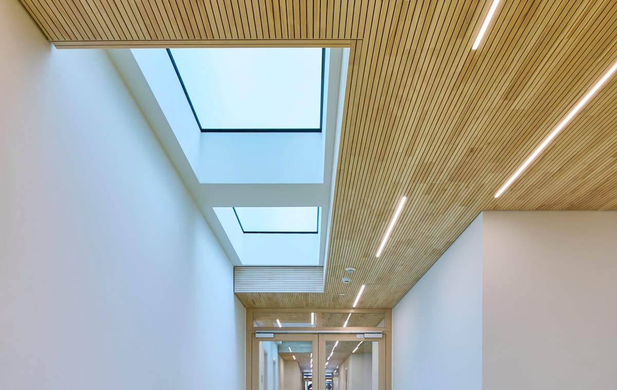 GLASOLUX WALK-ON Oberlichter aus Sicht von unten Flur einer Kindertagesstätte: Zwei begehbare GLASOLUX WALK-ON Oberlichter aus der Sicht von unten.