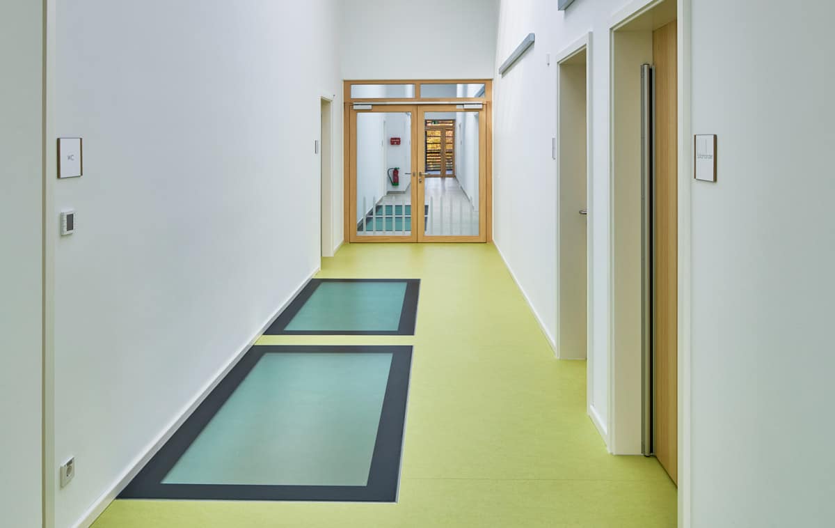 Zwei WALK-ON Oberlichter im Flur der Kindertagesstätte in Feldkirchen.