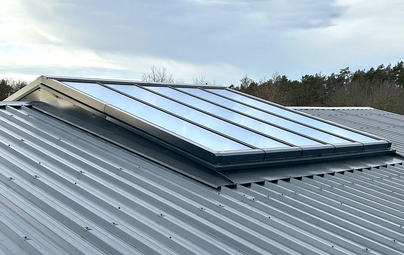 Firstverglasung auf dem Metalldach eines Industriegebäudes