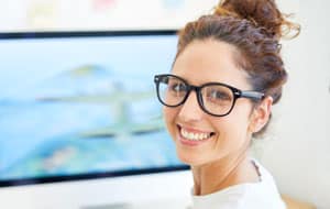 Werde unsere neue Kollegin Stockfoto einer jungen Frau am PC