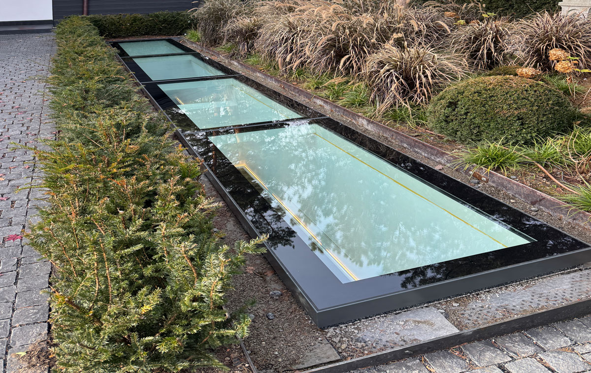 Begehbares RWA Flachdach-Lichtband Begehbares RWA Flachdach-Lichtband mit geschlossenen Modulen.